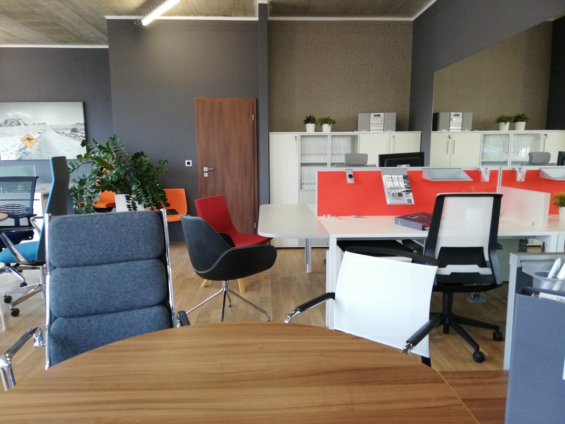 LeaderOffice showroom 3